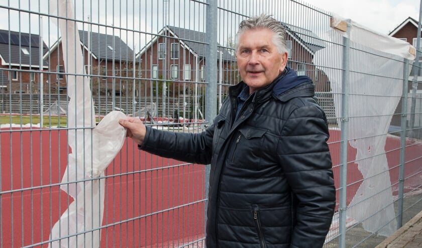 <p>Wim Plokkaar bij de inmiddels kapot gewaaide afscherming.</p>
