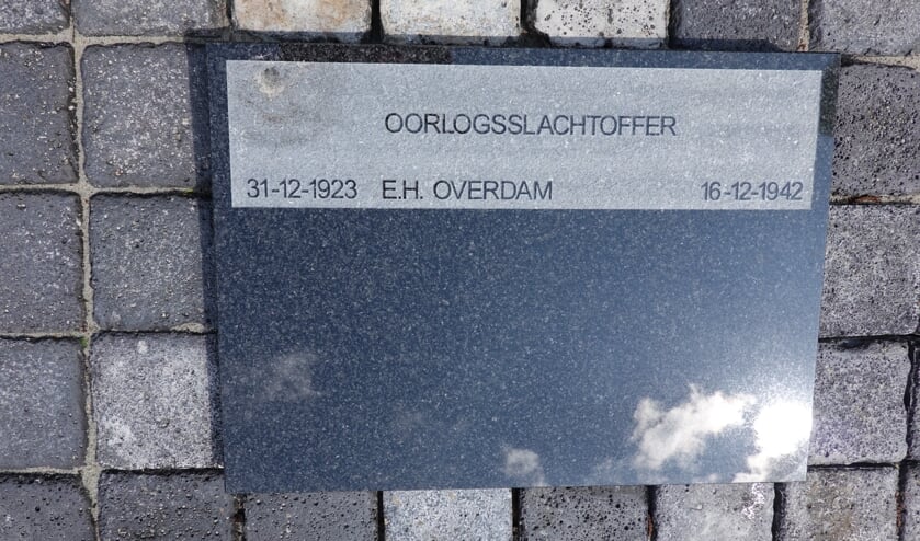 Nieuwe gedenksteen voor Eef Overdam, geplaatst bij het oorlogsmonument in Reeuwijk.