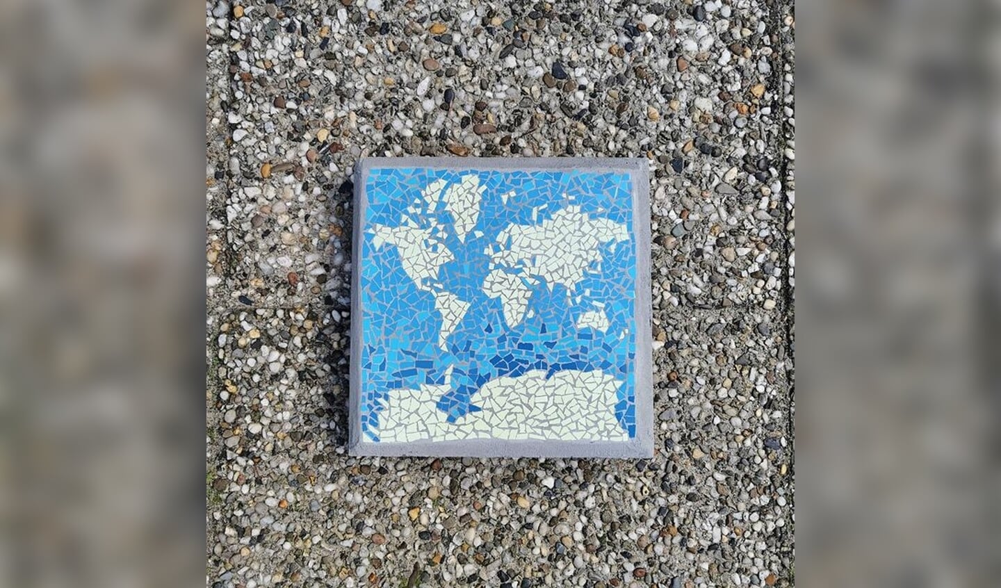 Mozaïktegel met wereldkaart.