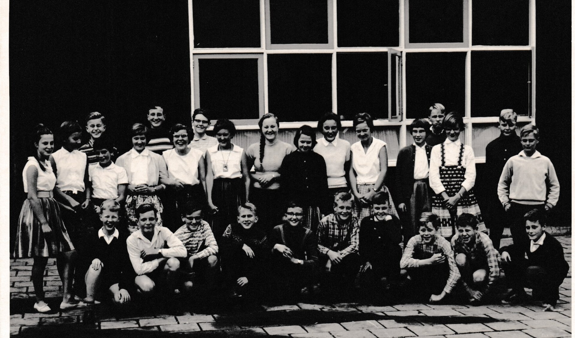 Hierbij mijn klassenfoto uit najaar 1960, genomen toen we in het noodgebouw aan de IJssellaan zaten. Ineke is het vijfde meisje van links: Ineke van der Bas, Klas 1D, 1960-‘61.