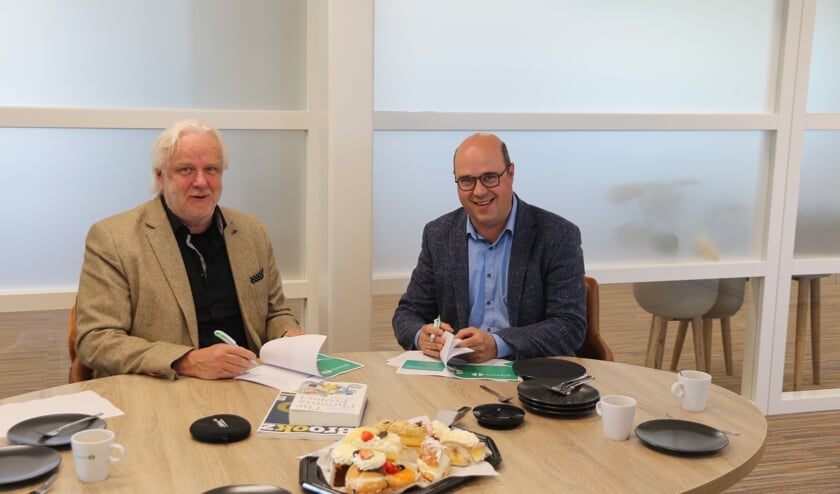 <p>Harry Steenhuizen van Octobox (links) tekent de samenwerkingsovereenkomst met Bart Lageweg van Bizway (rechts).</p>