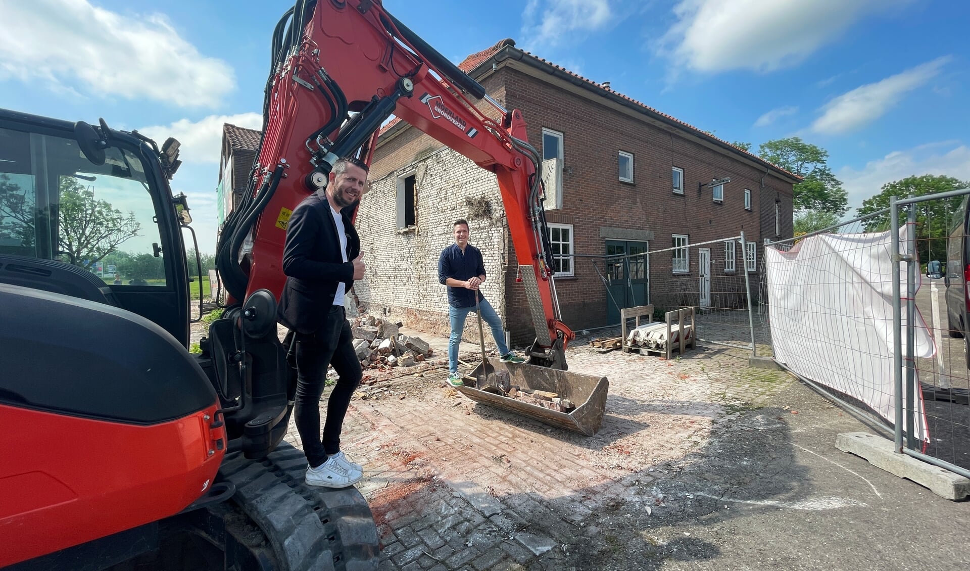 Harm-Jan Bakker en Rien Schakel op de bouwplaats aan de Oud Bodegraafseweg 80 in Bodegraven.