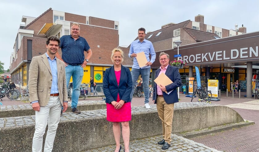 <p>Mark Titulaer, ontwikkelingsmanager Rialto Vastgoedontwikkeling, René Nauta, penningmeester winkeliersvereniging Broekvelden, Inge Nieuwenhuizen, wethouder economie en verkeer gemeente Bodegraven-Reeuwijk, Quint Langerak, eigenaar Jumbo Langerak en Jan-Leendert van den Heuvel, wethouder ruimtelijke ordening en grondzaken gemeente Bodegraven-Reeuwijk.</p>
