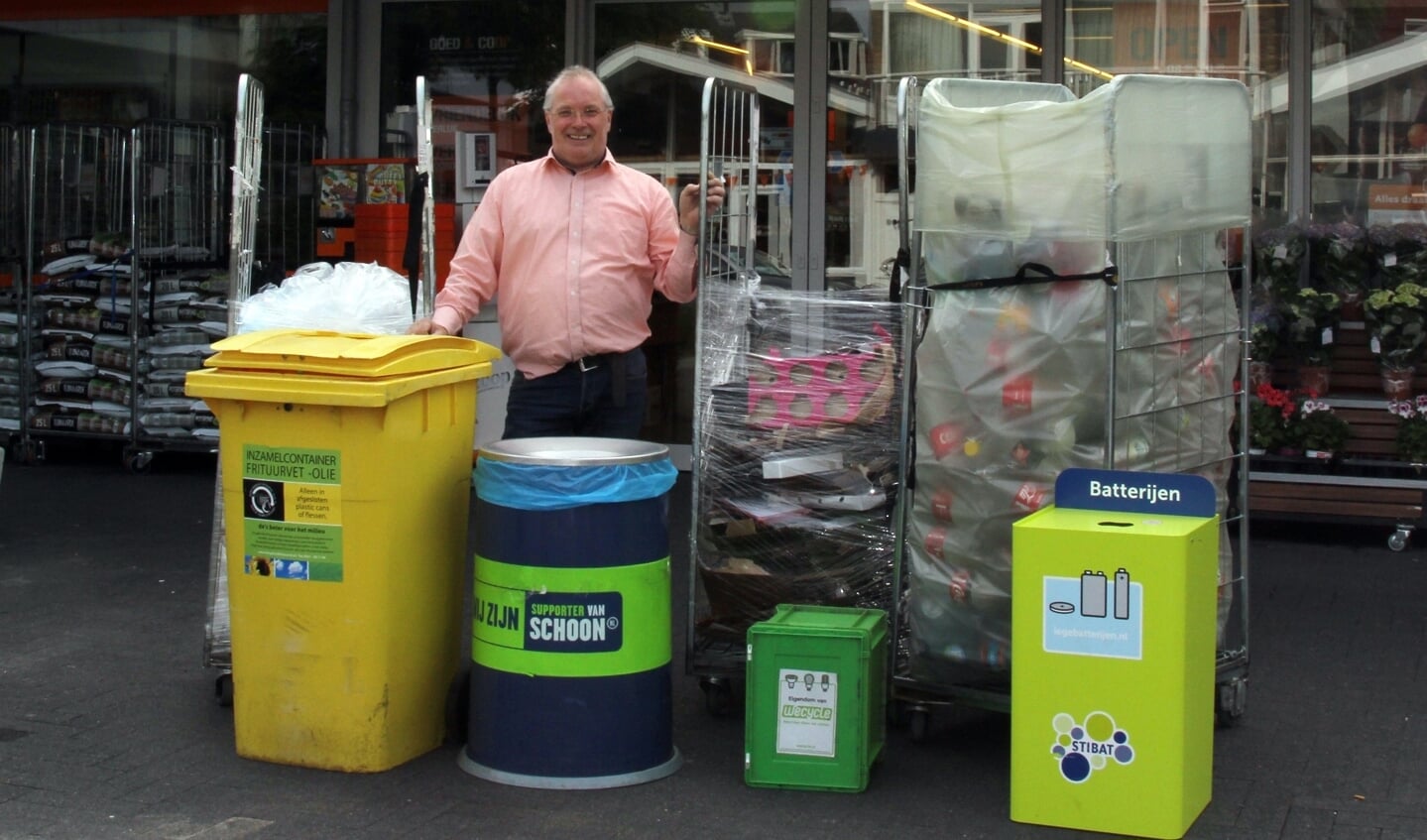 Jos van der Berg werkt hard aan het scheiden van de afvalstromen van zijn COOP-supermarkt.