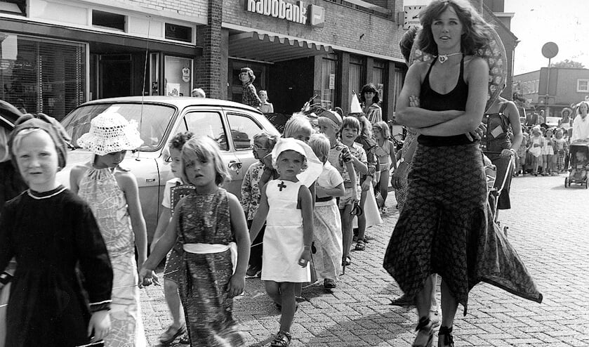 <p>Optocht Vakantiespelen 1975.</p>