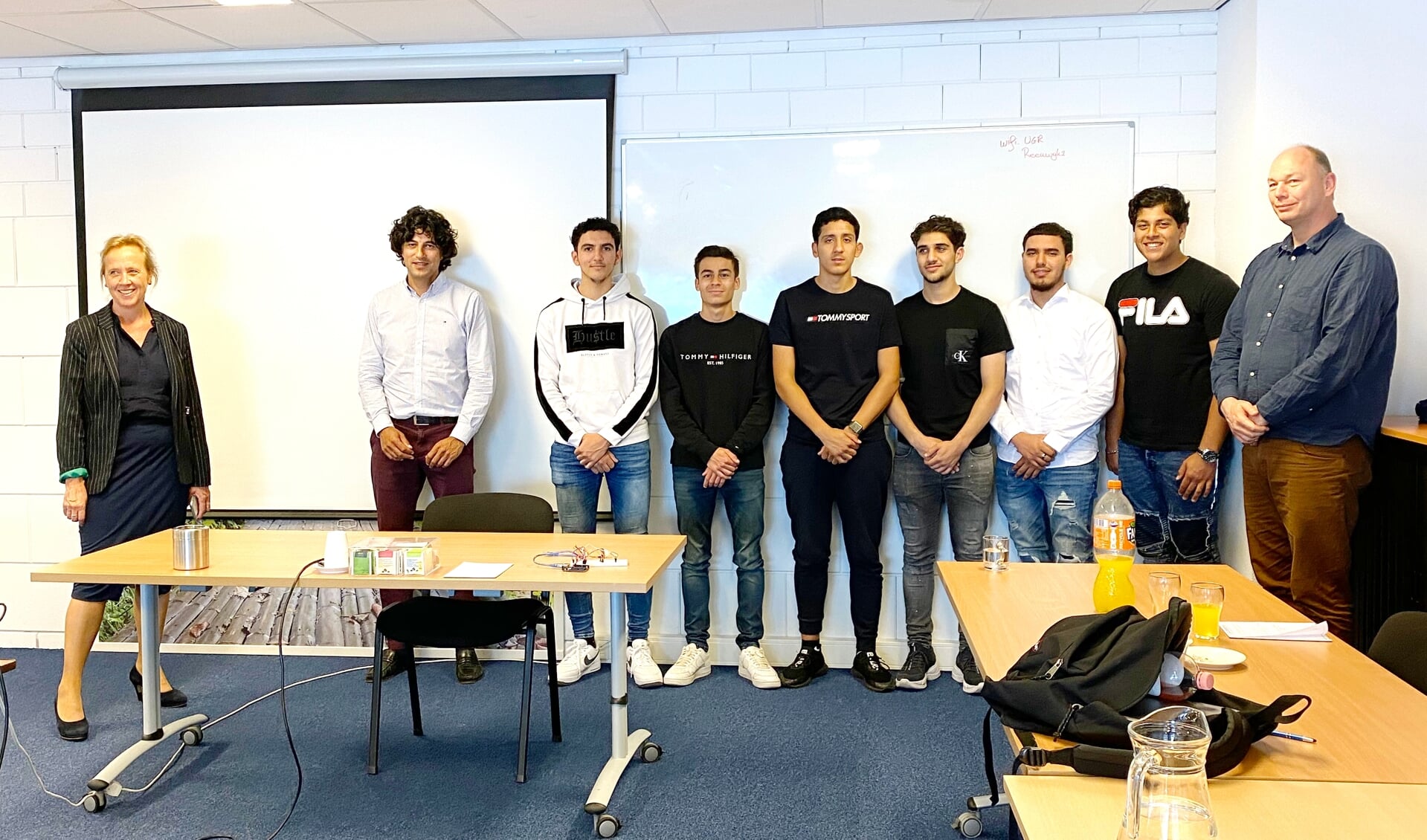 V.l.n.r.: Wethouder Inge van Nieuwenhuizen, Johan de Haas (mede-eigenaar Verzamelgebouw Reeuwijk) en de studenten: Khalid Achahbar, Jesse van Craanenburgh, Adil Amazyan, Lauwend Aqrawi, Yefri Marte Minyety, Tanveer Khawaja en Arnoud van Breukelen (docent).