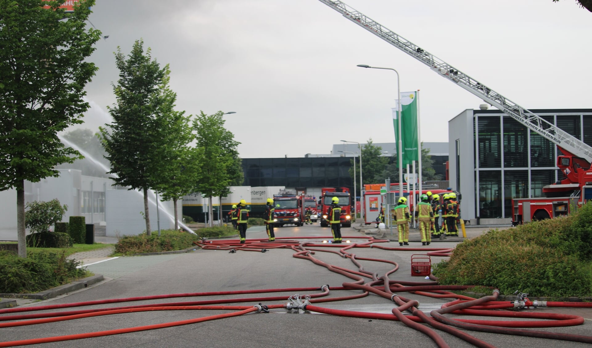 Een zeer grote brand in een bedrijfspand van Groenland Kip aan de Beneluxweg in Bodegraven.