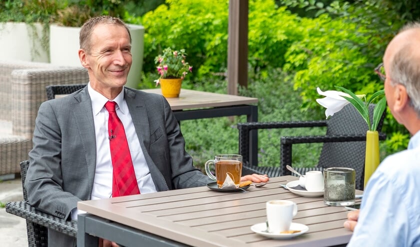 <p>Waarnemend burgemeester Erik van Heijningen (links) in gesprek met Henri Stolwijk</p>