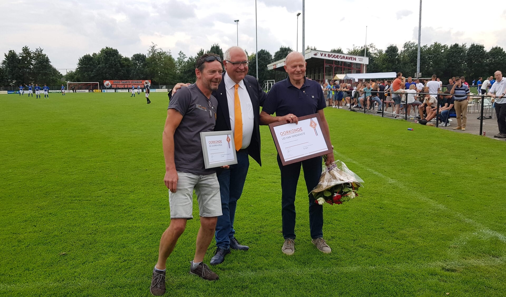 Voor hun jarenlange inzet voor VV Bodegraven ontvingen de twee vrijwilligers een KNVB-onderscheiding
