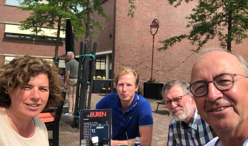 <p>Vlnr Elly de Knikker (KoBR), Danny de Vries (Rebonieuws), Matthijs Warnaar en Henri Stolwijk (BR6)</p>