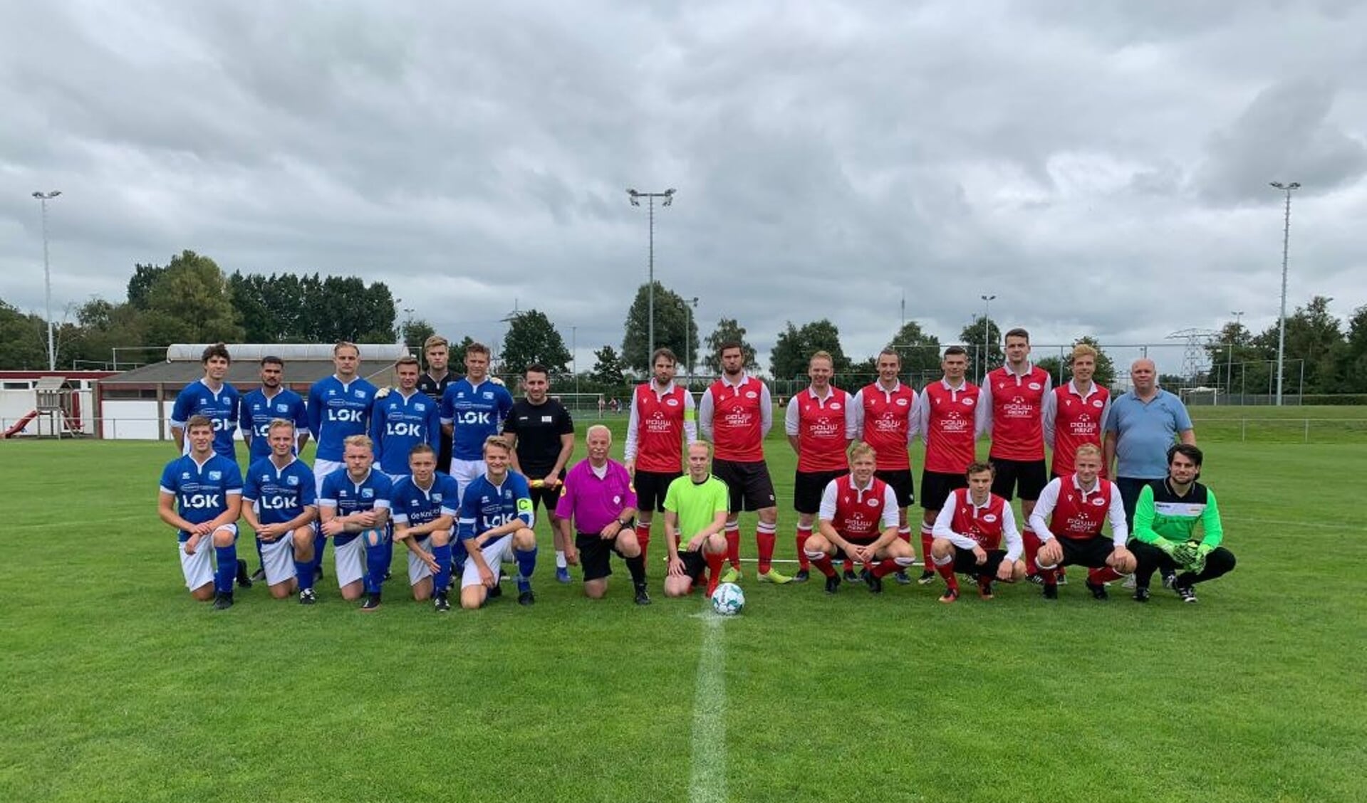 Het eerste elftal van Rohda’76 gebroederlijk op de foto met de spelers van het Groningse Amicitia.