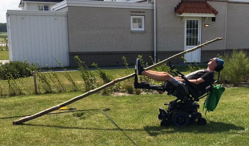 <p>Polsstokhoogspringen met een rolstoel, wie doet het me na?</p>