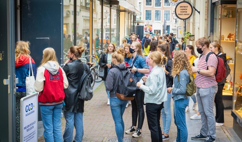 Studenten wachten bij de sneltestlocatie in Leiden. Foto: Hielco Kuipers 