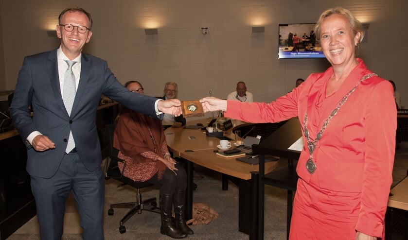 <p>Locoburgemeester Inge Nieuwenhuizen overhandigt de erepenning</p>