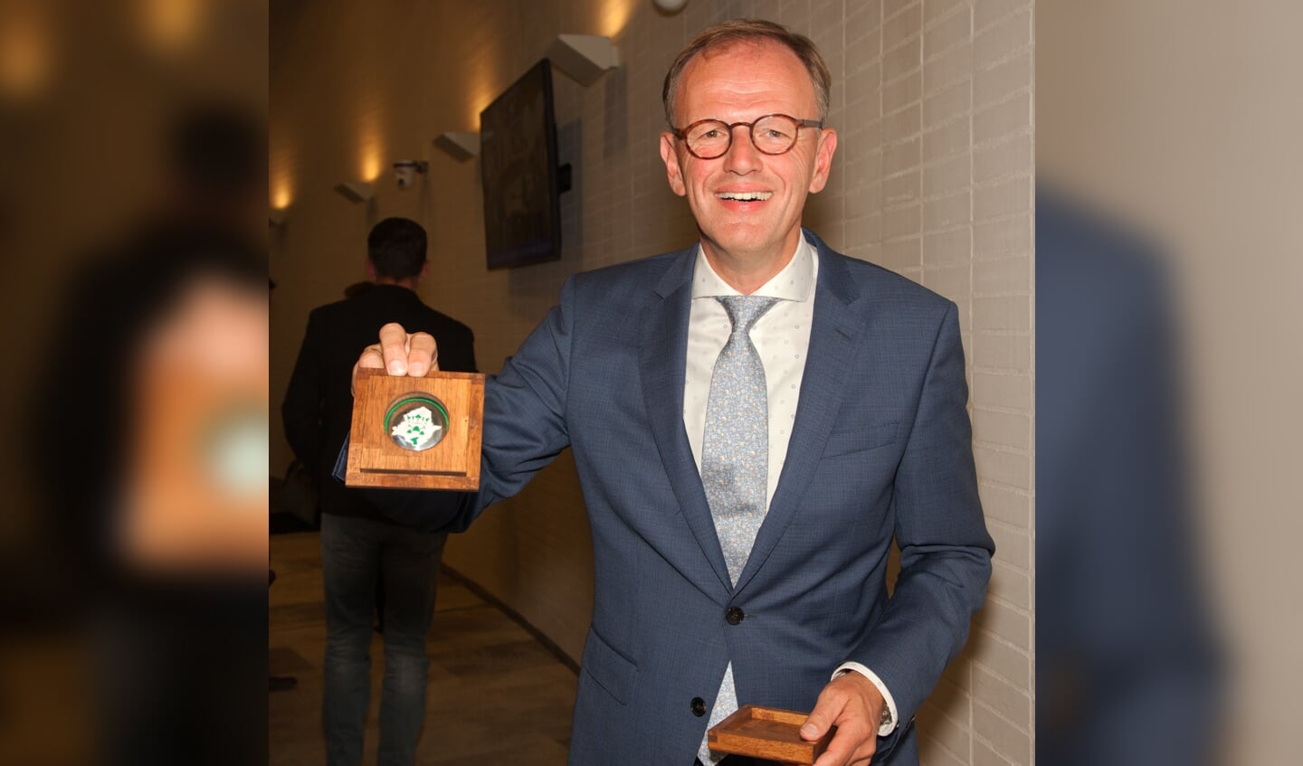 Oud-burgemeester Christiaan van der Kamp toont trots zijn erepenning