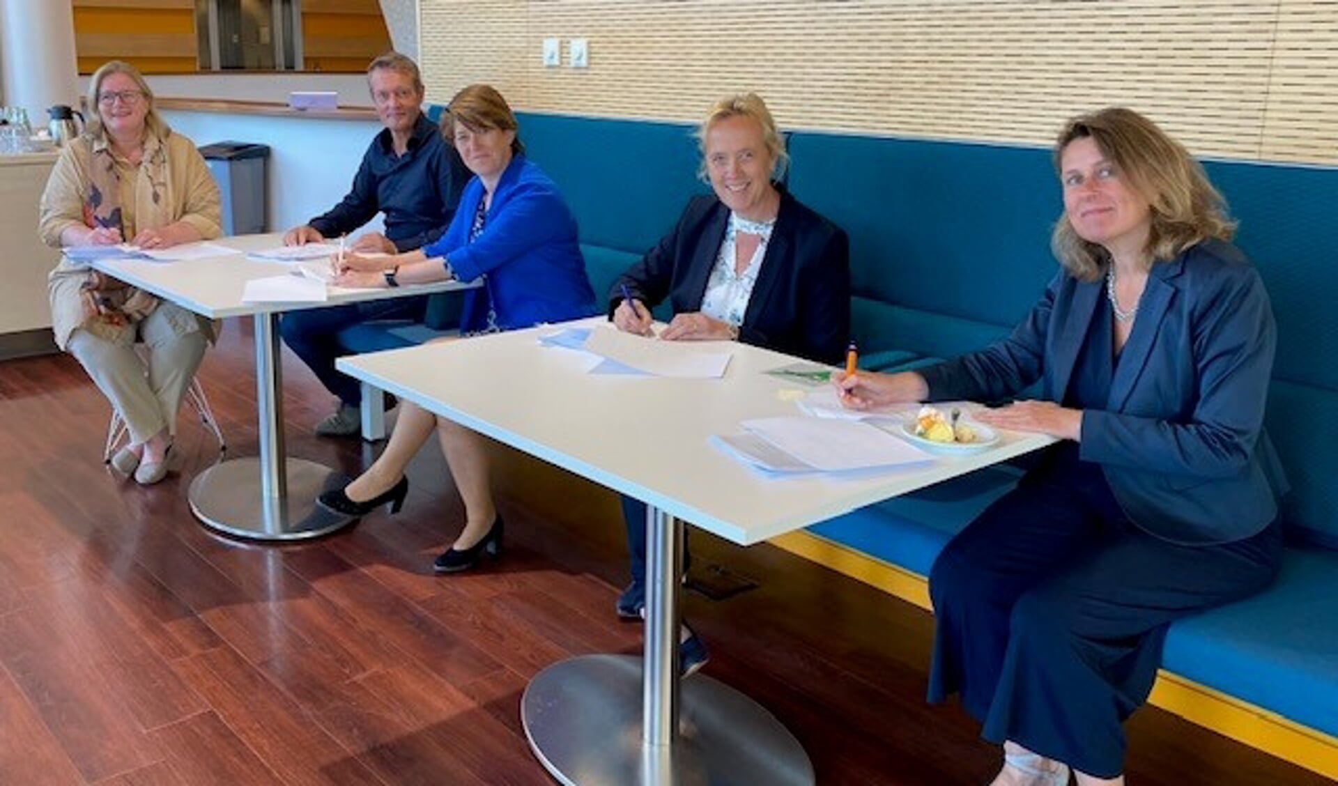 Wethouders arbeidsmarktregio Midden-Holland ondertekenen contract. Beeld: Henriette Wijnen