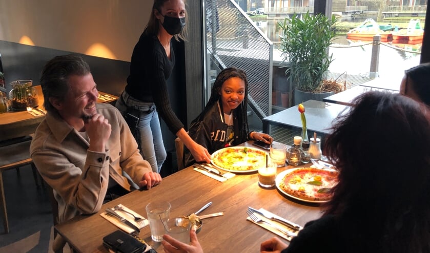 Marc en Zoë van Waasbergen krijgen de lunch geserveerd bij Mercatu in Reeuwijk