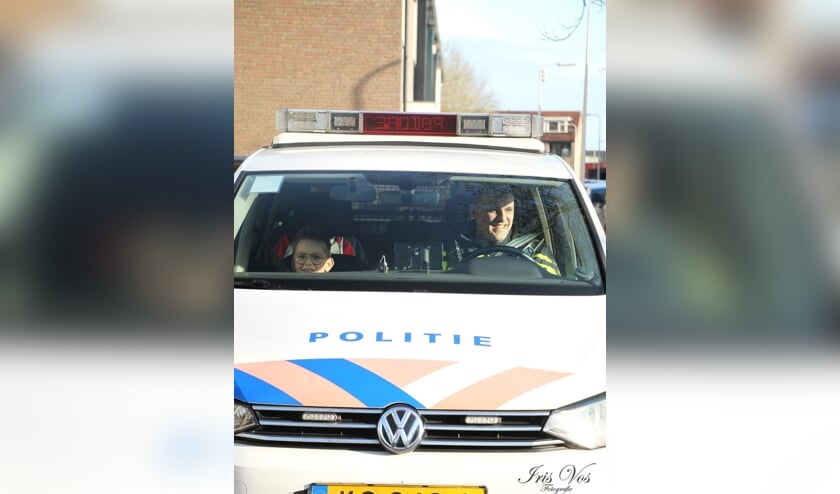 <p>Sil met de politie in de auto. Beeld: Iris Vos</p>