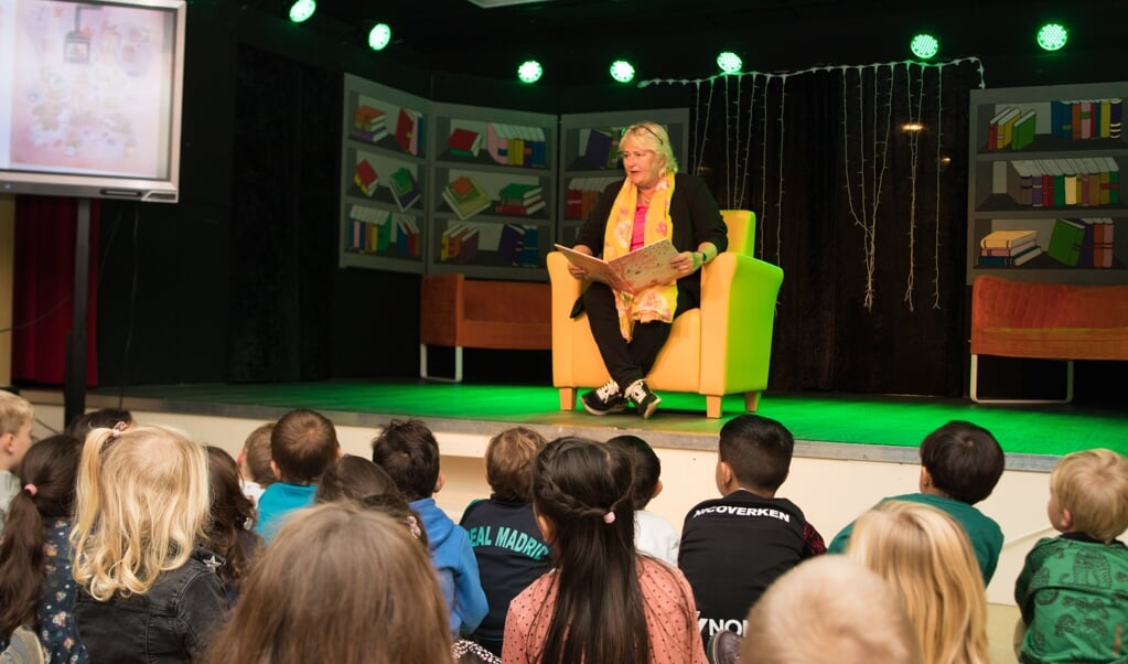 Wethouder en loco-burgemeester Elly de Vries leest voor aan de kinderen van basisschool Het Vogelnest.