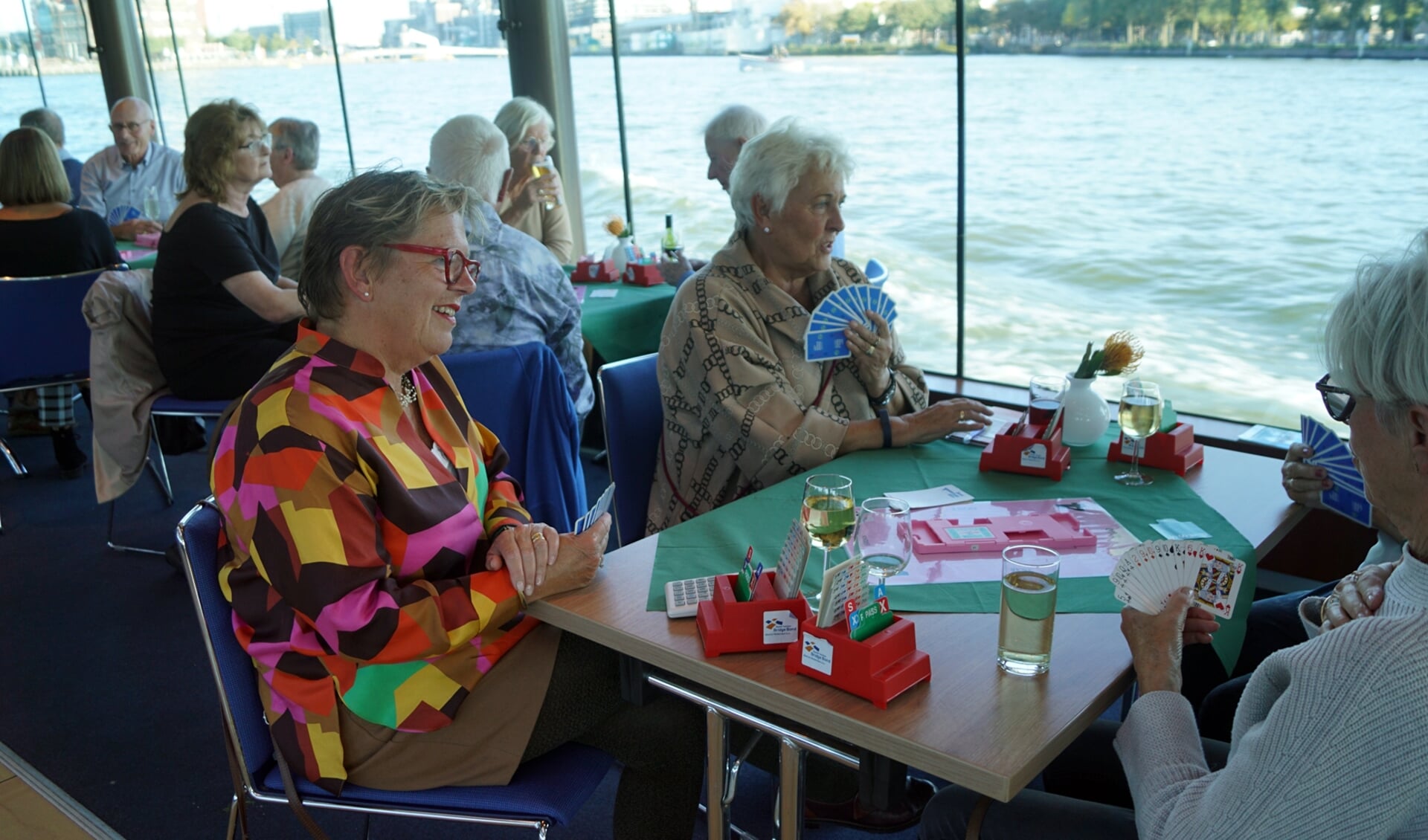 Bridgen varend op de golven. Beeld: Ger Velders