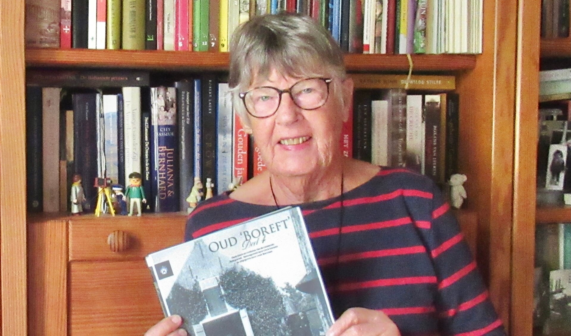Cock Karssen met haar nieuwe boek: het vierde deel van 'Oud Boreft'. Beeld: Cock Karssen