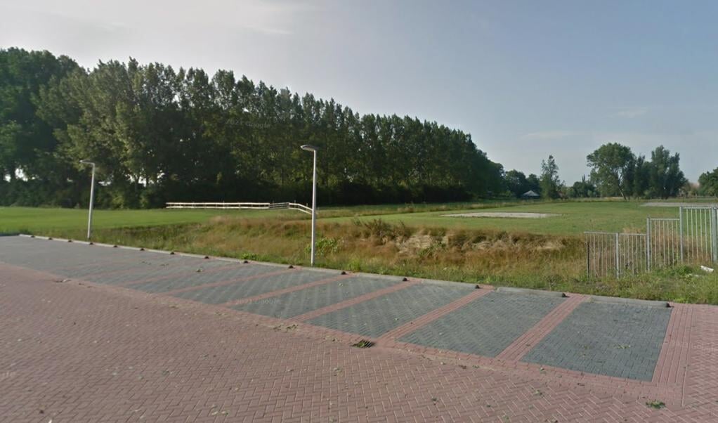 Het evenemententerrein aan de Burgemeester Kremerweg lijkt een goede locatie voor flexwoningen. Beeld: Google