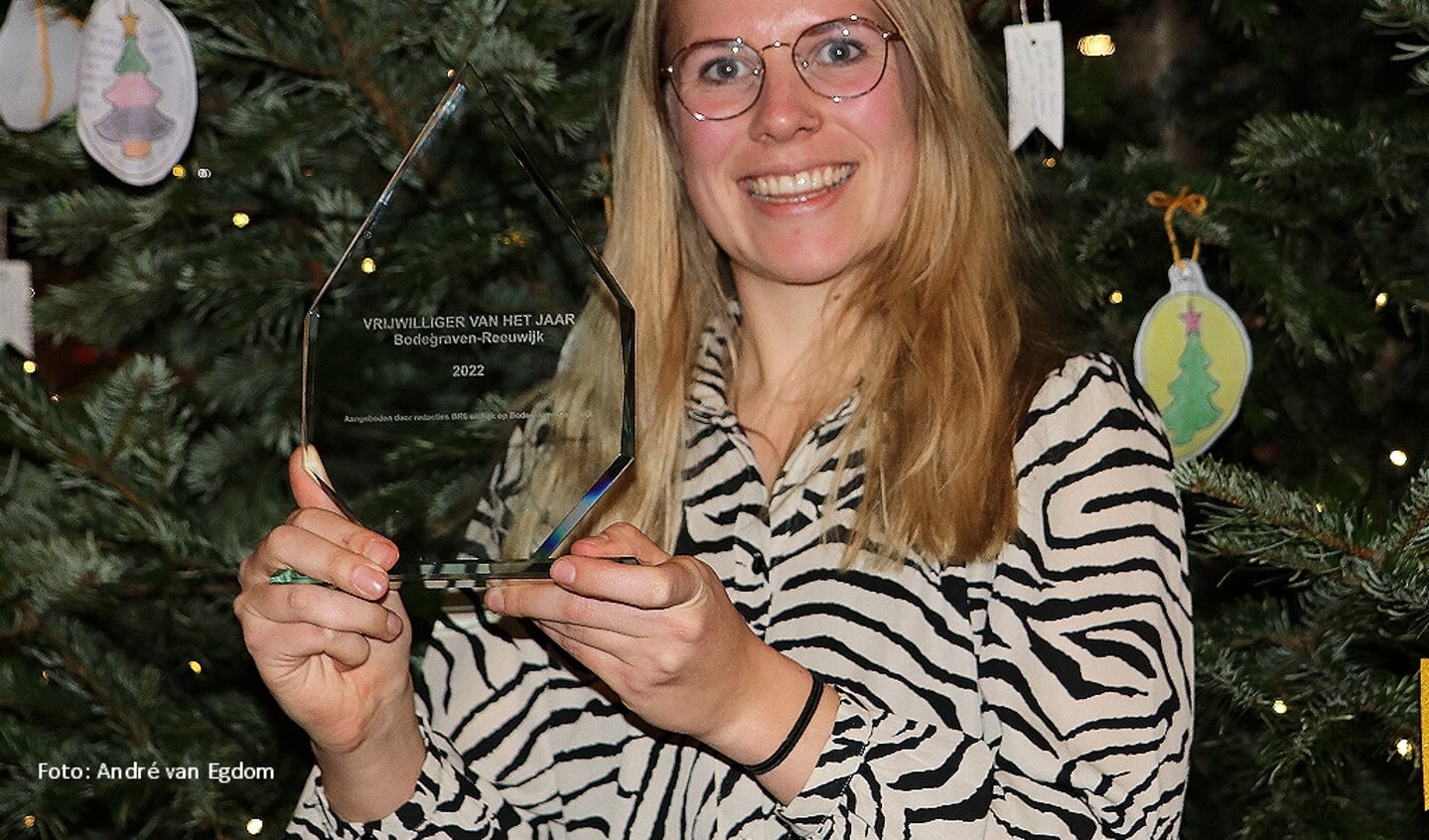 Esmée Hensen nam de Vrijwilliger van het Jaar-award in ontvangst. Beeld: André van Egdom