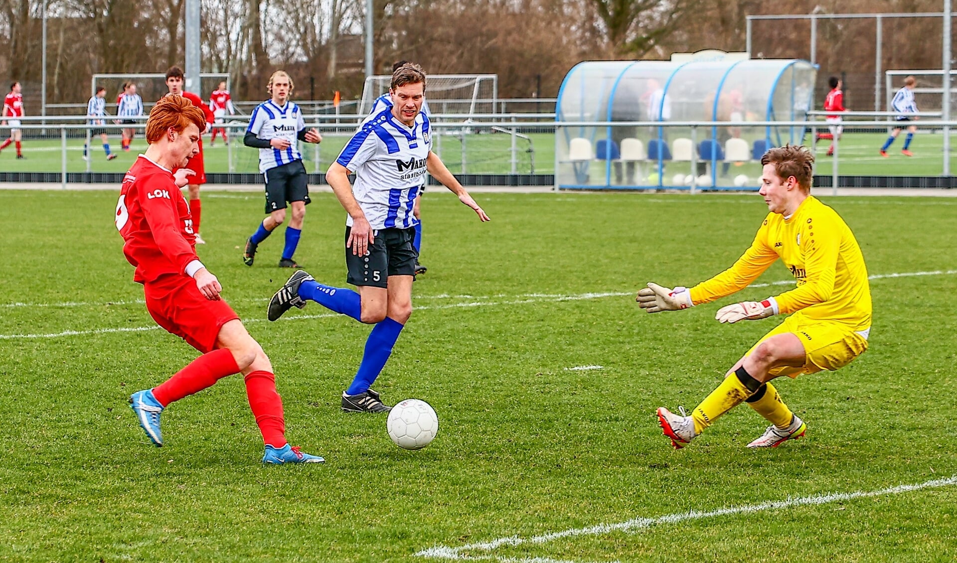 Foto-onderschrift: Jeroen Schouten stuit op de doelman van Kamerik. Foto Don van der Meer.