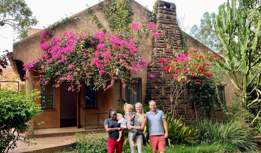 Familie Dubelaar en nanny voor hun huis in Kenia.