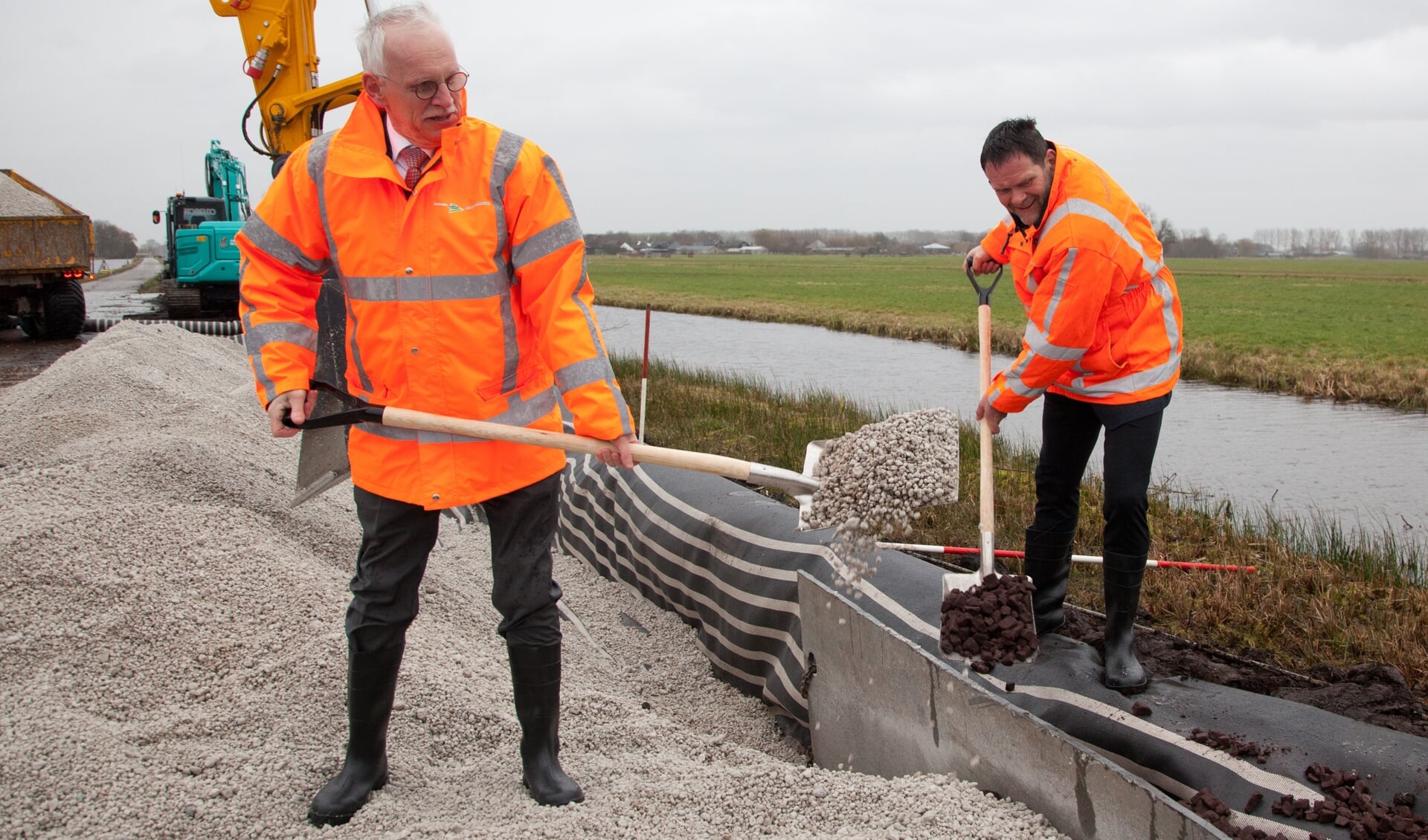 Wethouder Kees Oskam doer de aftrap voor de renovatie van de Kerkweg