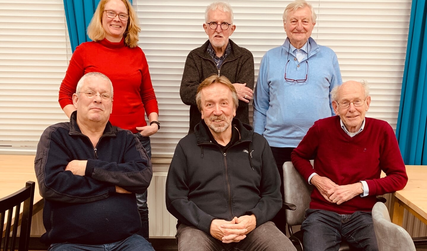 V.l.n.r., voorste rij: wijkteamleden Marcel Bosch (voorzitter), Alfons Steeger en Arie Groenveld (secretaris/penningmeester). Achterste rij: Rina Hampel, Peter Jansz en Jan Schouten. Levi Hogendoorn ontbreekt op de foto.