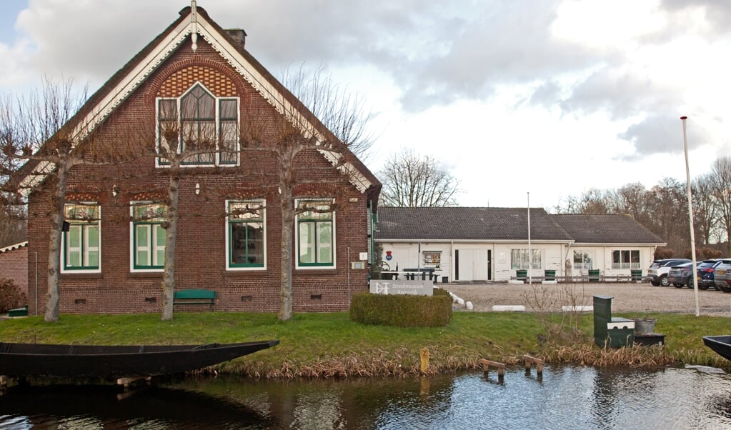 Het Streekmuseum Reeuwijk. Het witte gedeelte (achteraan) is aan vervanging toe.