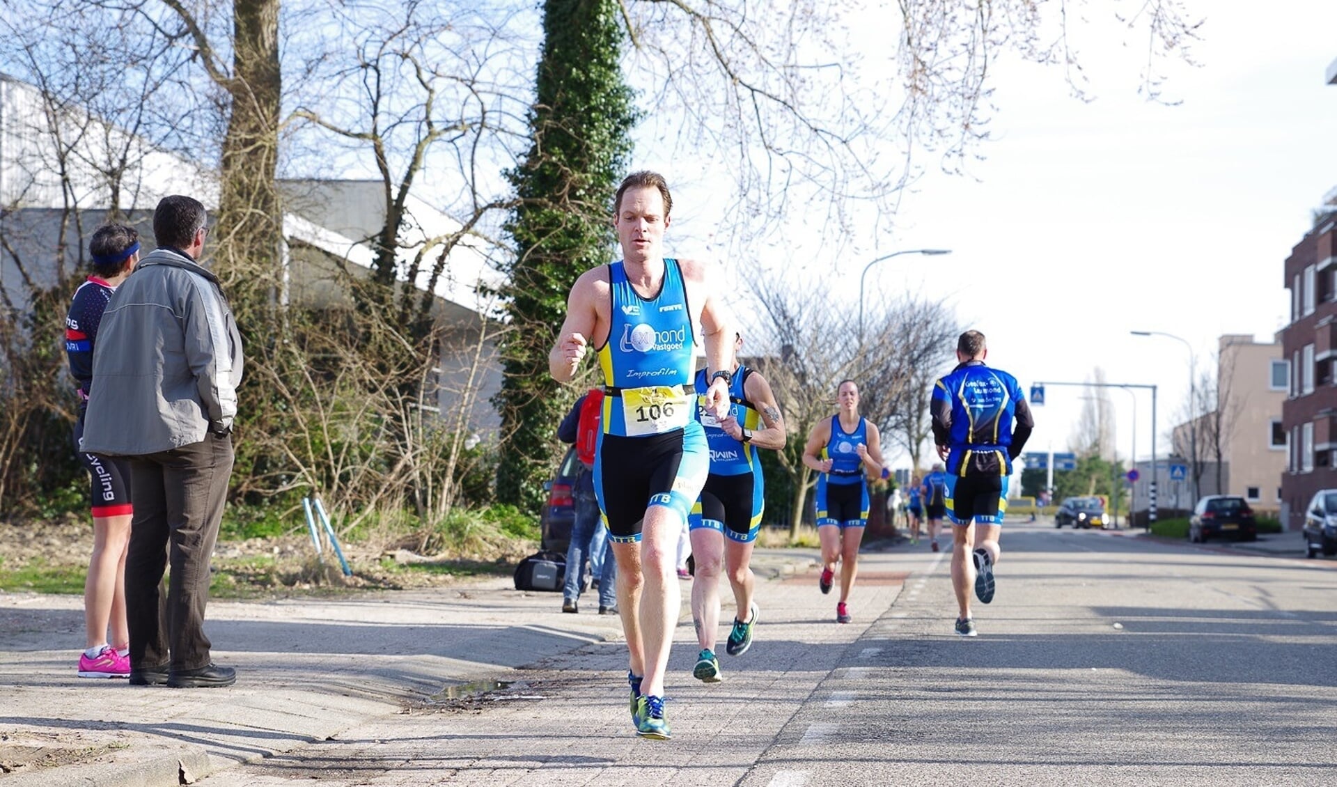 deelnemers op het loopparcours