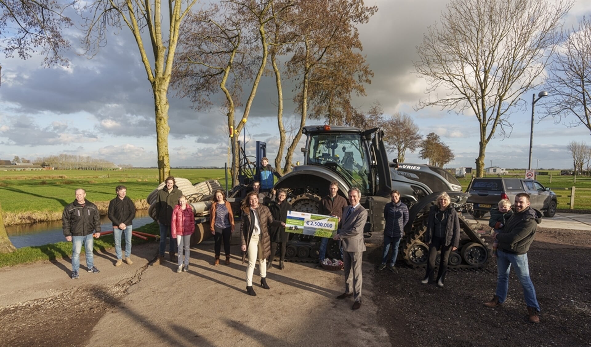 Minister Christianne van der Wal (Natuur en Stikstof) en gedeputeerde Meindert Stolk (Landbouw) reiken een cheque uit aan Mieke Vergeer van de agrarische natuurvereniging De Parmey en de betrokken boeren. Beeld: Provincie Zuid-Holland