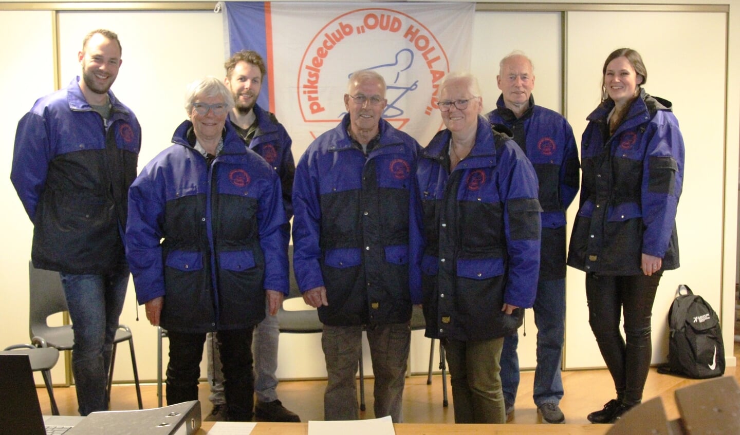 Het 7-koppige bestuur, nog eenmaal in de welbekende warme priksleeclubjas 'Oud Holland'.