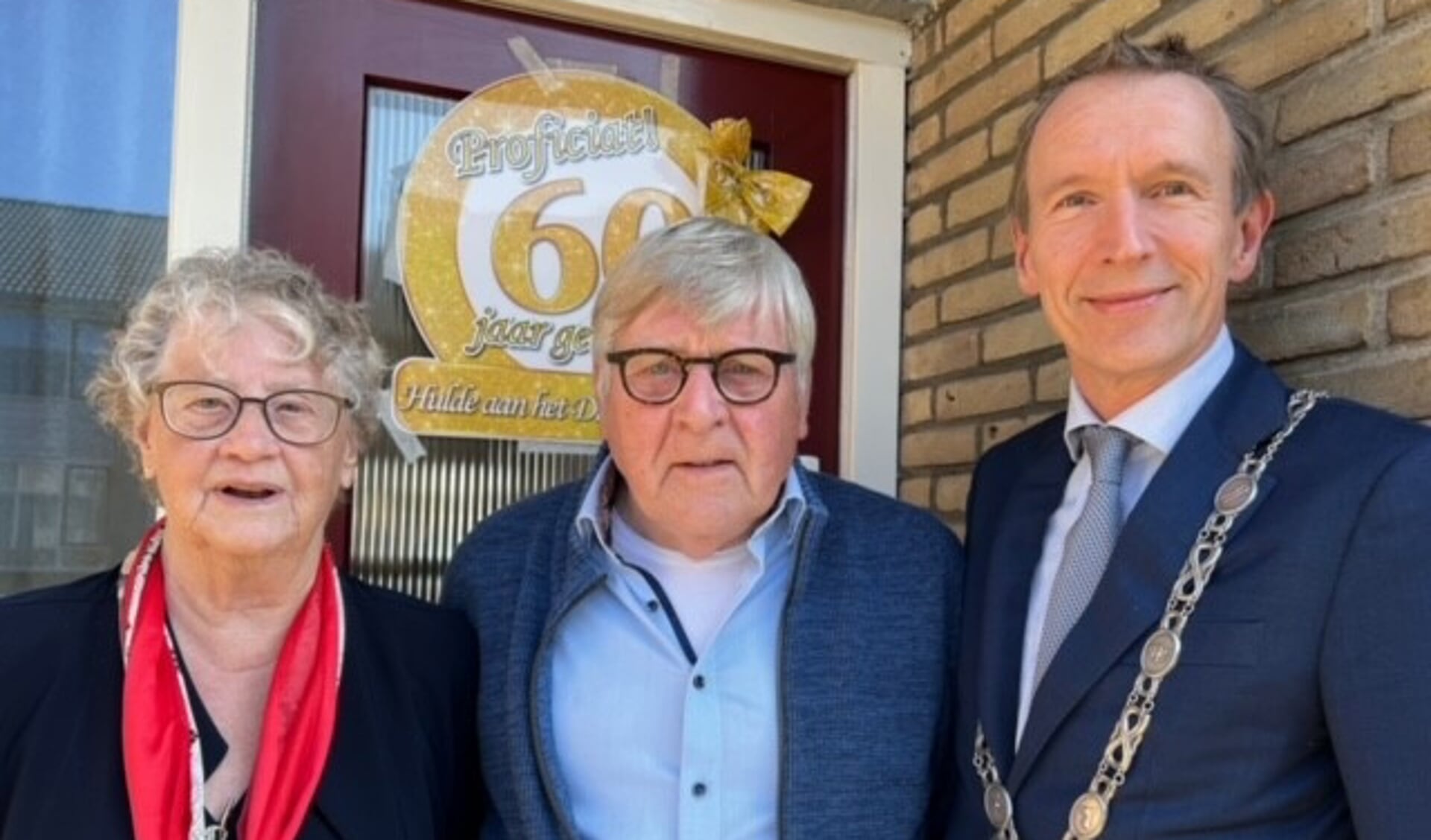 Jannie en Chris Zwaan werden bezocht door waarnemend burgemeester Erik van Heijningen.