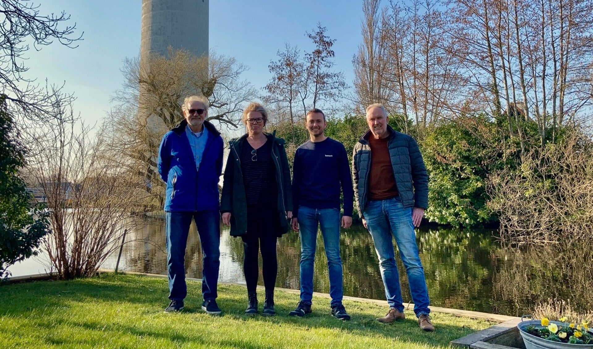 V.l.n.r de leden van Stichting Werkgroep Meijebelangen: Anton Martens, Jacqueline Ram, Ruud Vergeer en Jos Schouten met Piet Potlood op de achtergrond.