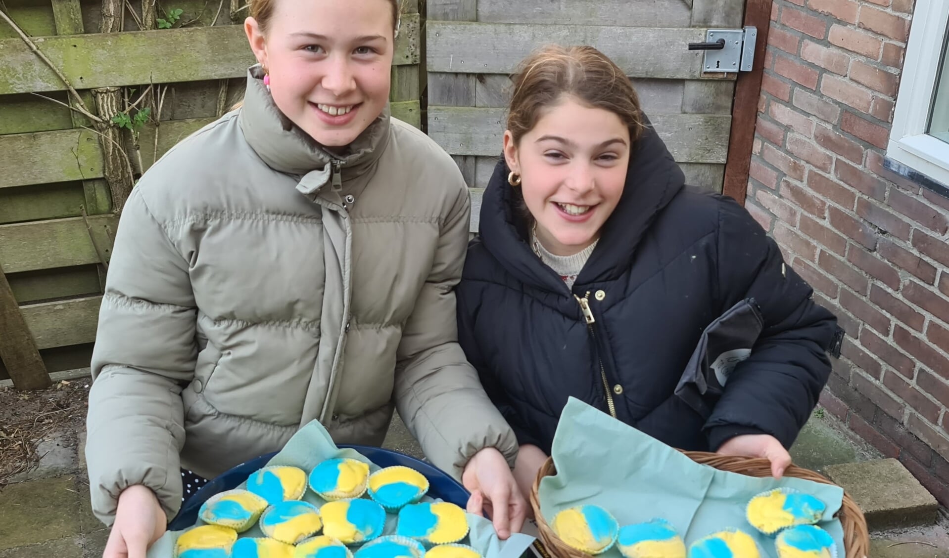 Emmily en Madelief met de cupcakes in kleuren van Ukrainse vlag