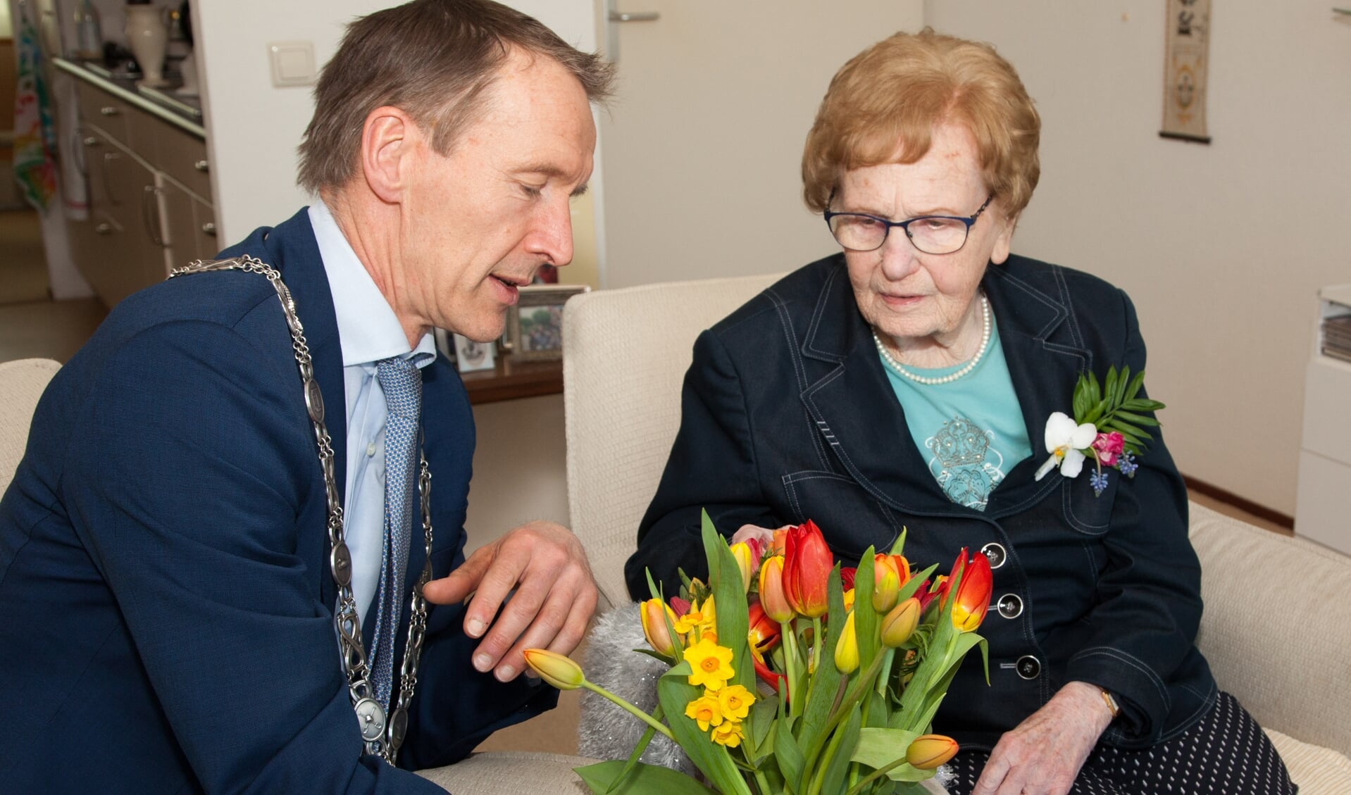 Waarnemend burgemeester Erik van Heijningen met bloemen voor Nora Puostulart. 