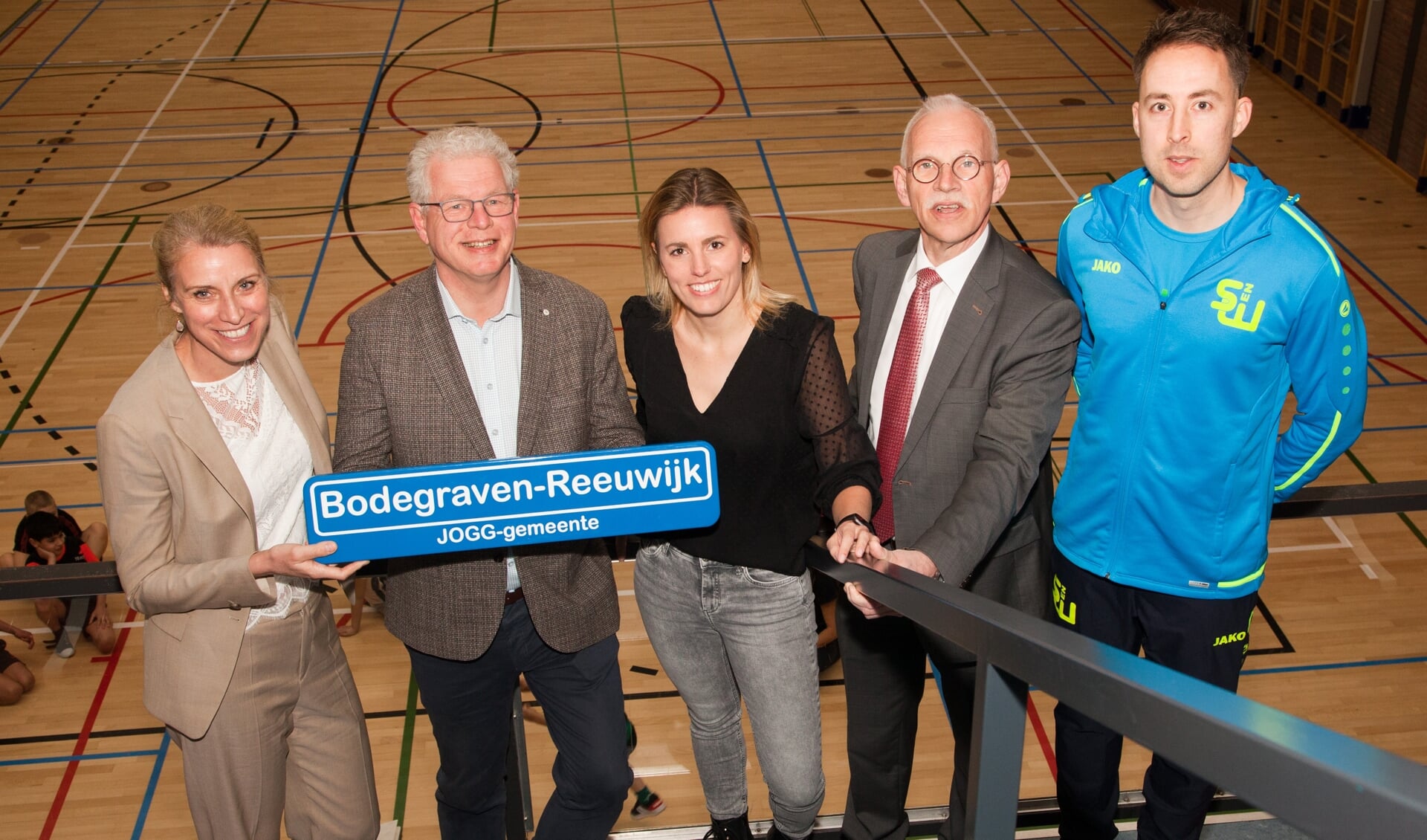 V.l.n.r.: Marjon Bachra (JOGG), wethouder Dirk-Jan Knol, Sanne Wouters (Sport en Welzijn Bodegraven-Reeuwijk), wethouder Kees Oskam en JOGG-regisseurDennis Boele bekrachtigden de samenwerking tussen de gemeente en het JOGG.