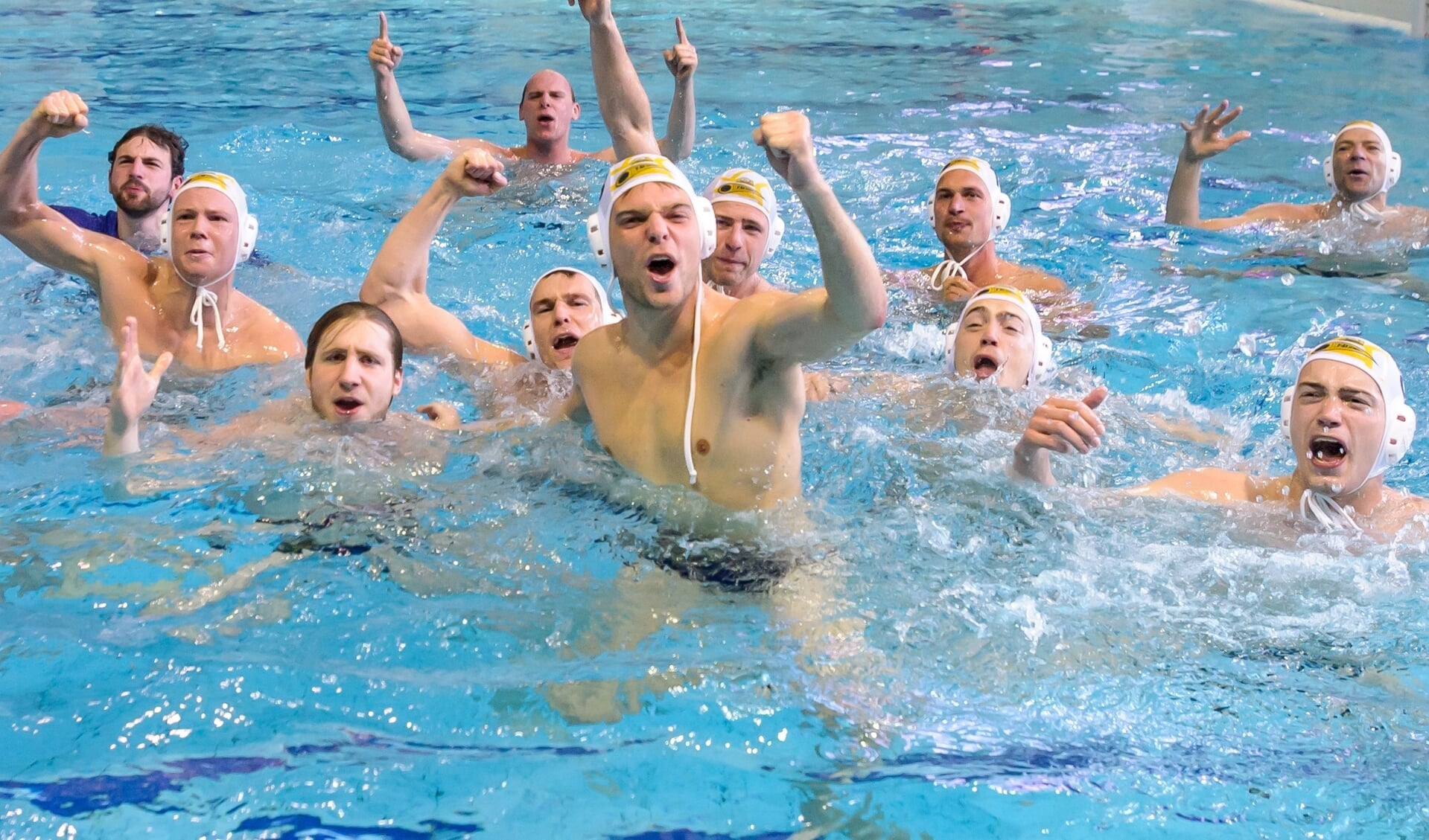 30-04-2016: Waterpolo: BZ&PC v De Zaan: Heerenveen BZ&PC viert de overwinning van de bekerfinale Foto: Gertjan Kooij