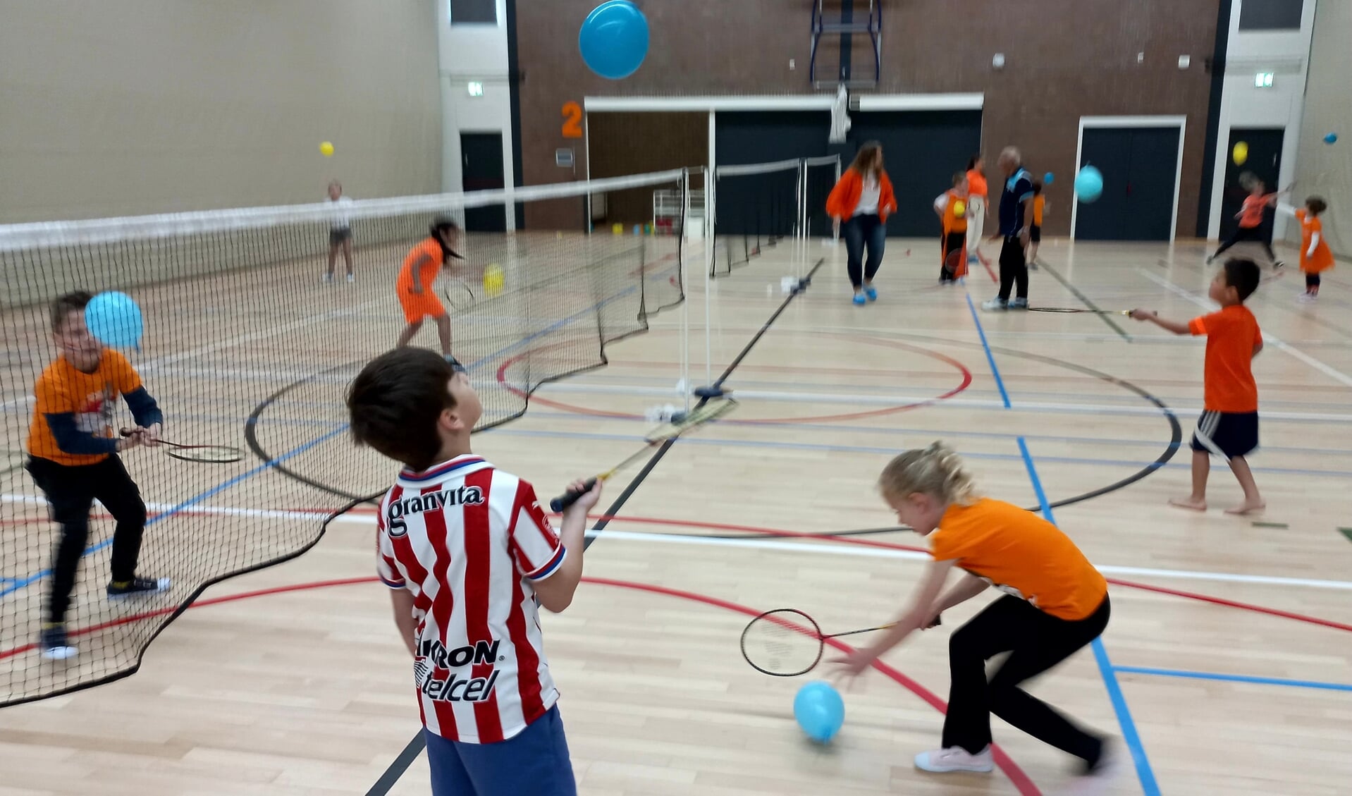 Badminton clinic aan kinderen van de Willibrord