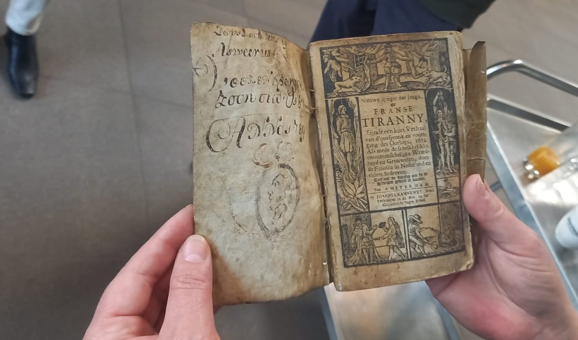 Het originele, 18e-eeuwse boek ‘Nieuwe Spiegel der jeugd’. Voor het Rampjaar is een moderne versie met extra hoofdstukken gemaakt.