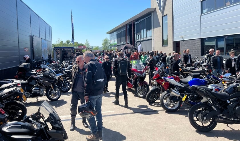 Er is veel bezoek tijdens de Grande Opening van het uitgebreide en verbouwde Goedhart Motoren.