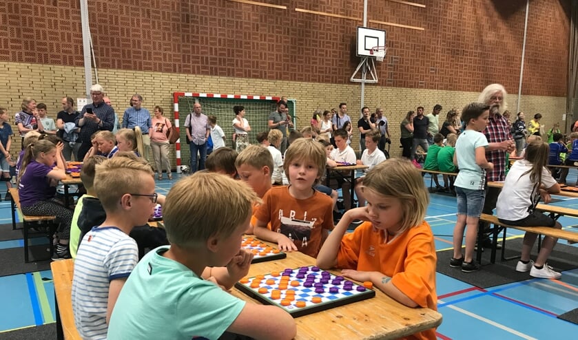 Bente van Vliet denkt goed na over een zet.
