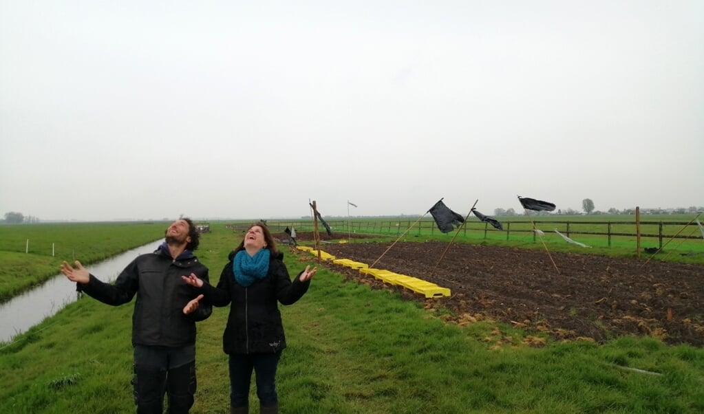 Boer Martijn en bestuurslid Eefje hopen dat er eindelijk weer eens regen valt.