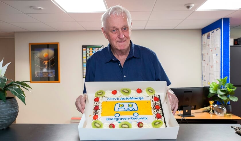 <p>Bert van Middelkoop met een taart. </p>