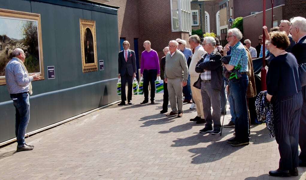De Weeshuisbaan is een stuk fraaier geworden met een muur waarop vier schilderijen afgebeeld zijn.