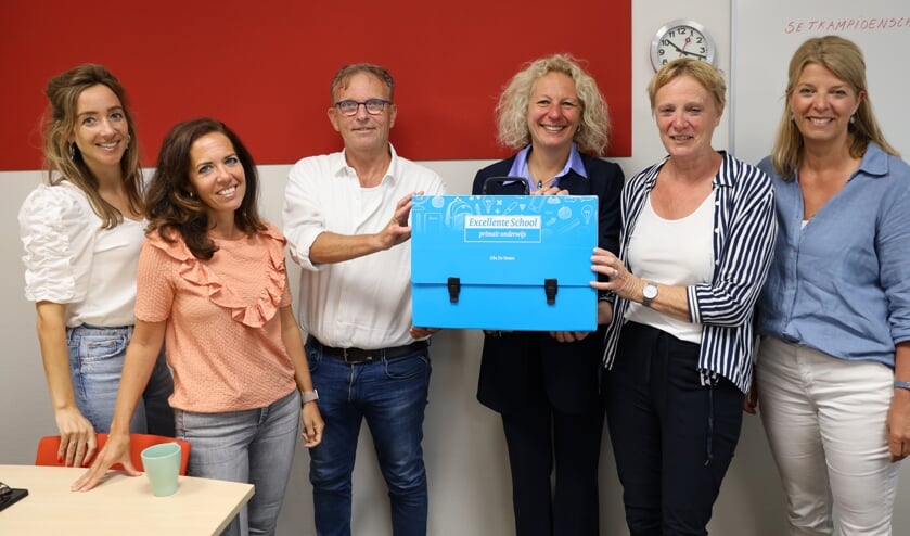 De overhandiging van het predicaat exellente school. Beeld: OBS De Venen
