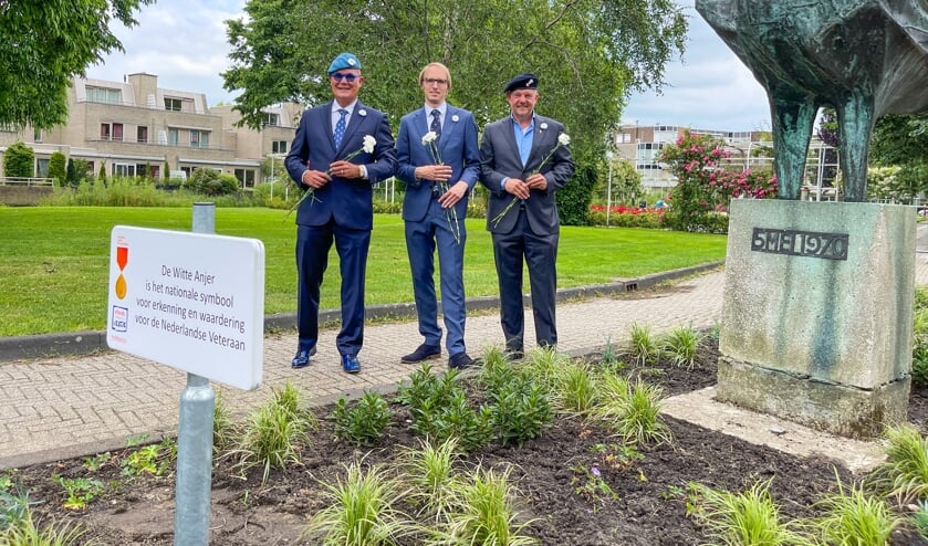 Wethouder Robin Kersbergen (midden) met veteranen Peet van Os (links) en Cor Batelaar (rechts). Beeld: Gemeente Bodegraven-Reeuwijk